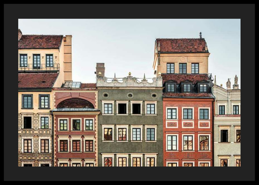 Farebné mestské domy so zdobenými fasádami vo Varšave-12