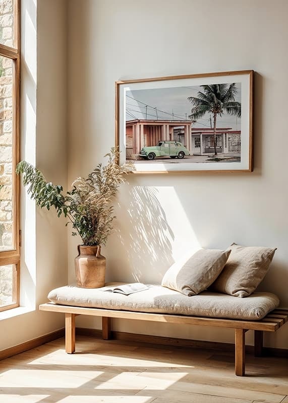 Fotografi av grön vintagebil framför pastellfärgat hus och palm-12