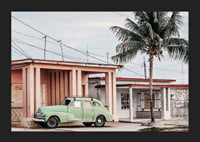 Fotografi av grön vintagebil framför pastellfärgat hus och palm-5