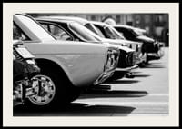 Klasszikus autók egymás után egy parkolóban, fekete-fehér fotózás-2