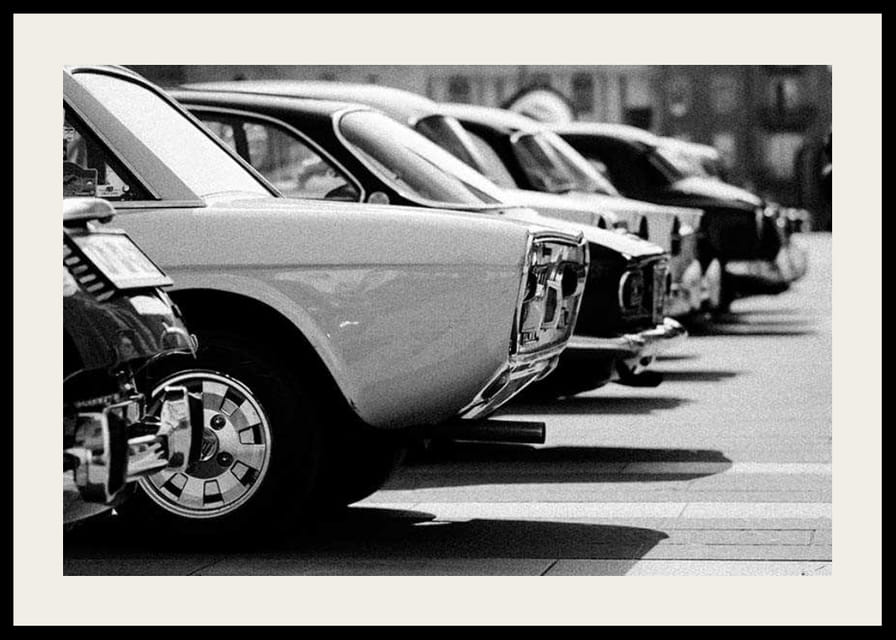 Klasszikus autók egymás után egy parkolóban, fekete-fehér fotózás-12