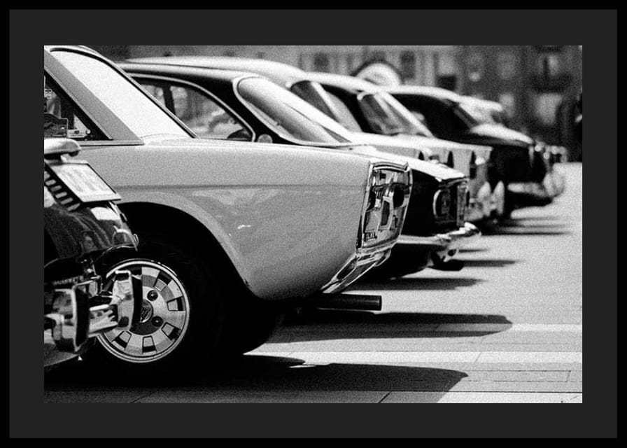 Klasszikus autók egymás után egy parkolóban, fekete-fehér fotózás-12