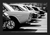 Klasszikus autók egymás után egy parkolóban, fekete-fehér fotózás-5