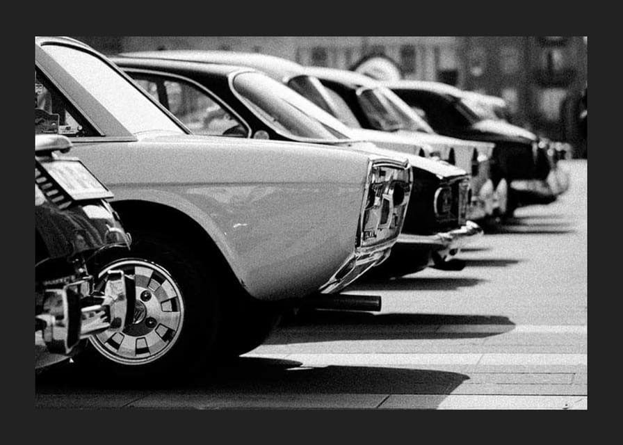 Klasszikus autók egymás után egy parkolóban, fekete-fehér fotózás-12