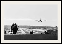 Svartvitt fotografi av flygplan som landar på lång landningsbana-2