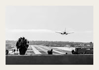 Svartvitt fotografi av flygplan som landar på lång landningsbana-3