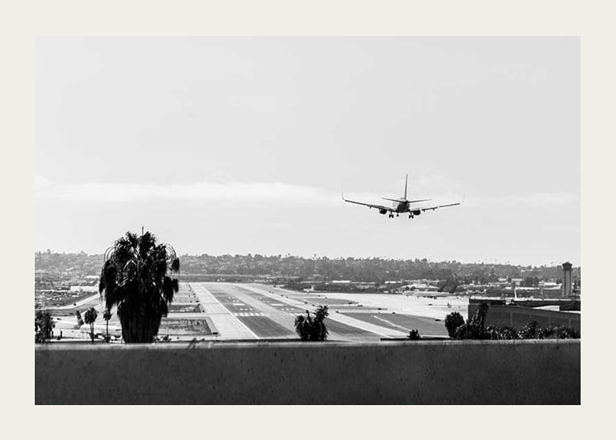 Svartvitt fotografi av flygplan som landar på lång landningsbana-12