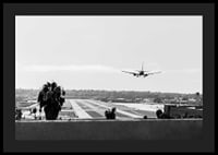 Svartvitt fotografi av flygplan som landar på lång landningsbana-4