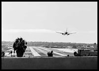 Svartvitt fotografi av flygplan som landar på lång landningsbana-6