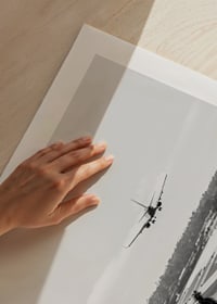 Svartvitt fotografi av flygplan som landar på lång landningsbana-9