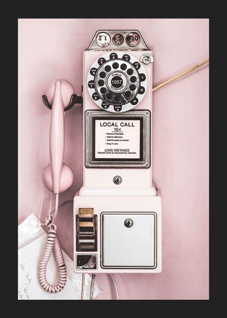 Ružový retro telefónny automat s ciferníkom na svetloružovej stene-12