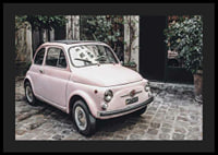Vintage rosa bil parkerad på kullerstensgata utomhus-4
