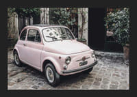 Vintage ružové auto zaparkované na dláždenej ulici vonku-5