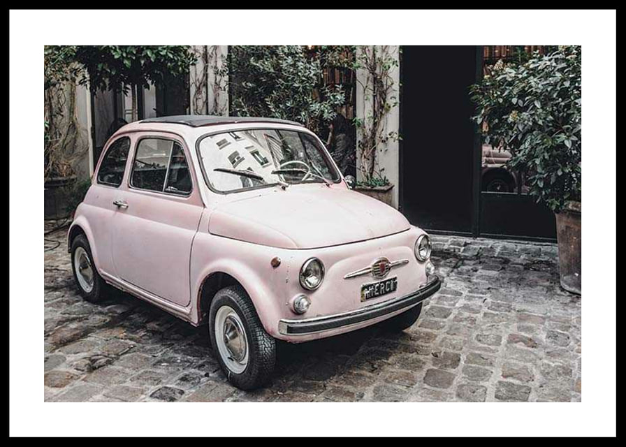 Vintage rosa bil parkerad på kullerstensgata utomhus-12