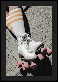 Fotografi av vita rullskridskor med rosa hjul på asfalt-4
