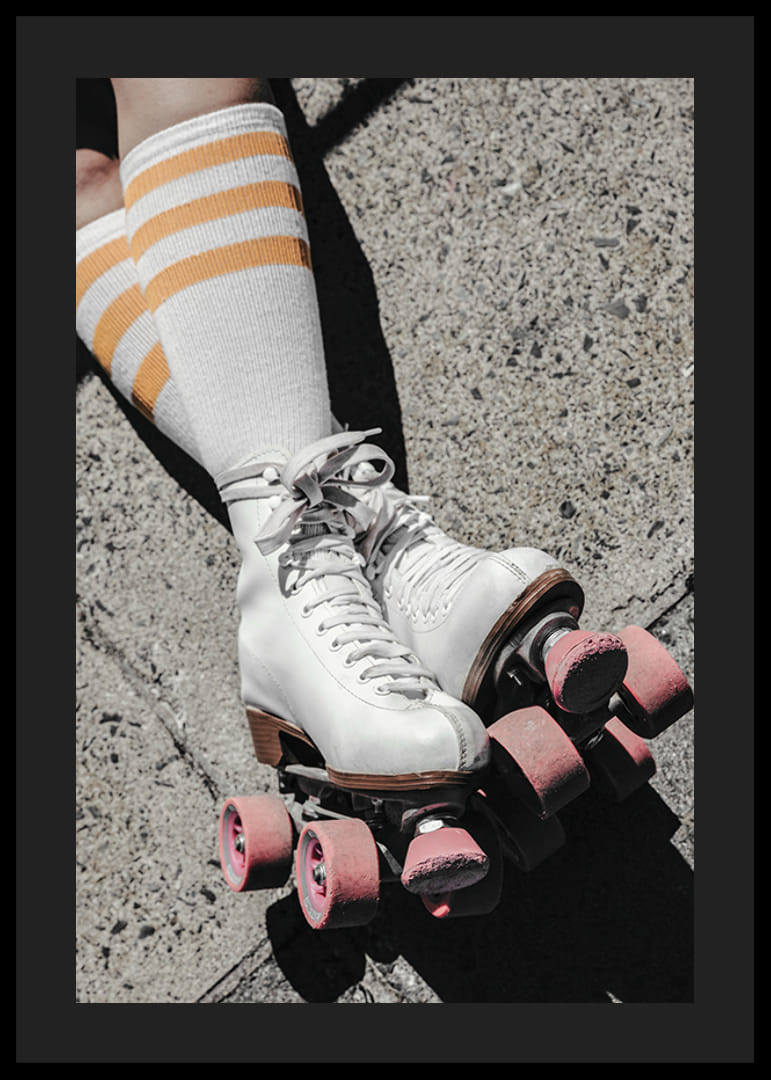 Fotografía de patines blancos con ruedas rosas sobre asfalto.-12