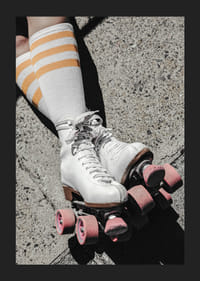 Fotografía de patines blancos con ruedas rosas sobre asfalto.-5