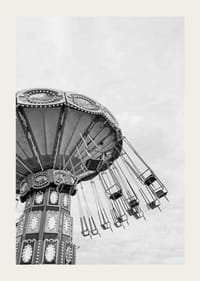 Fekete-fehér fotó egy üres láncfűrészről a ragyogó égbolt előtt-3