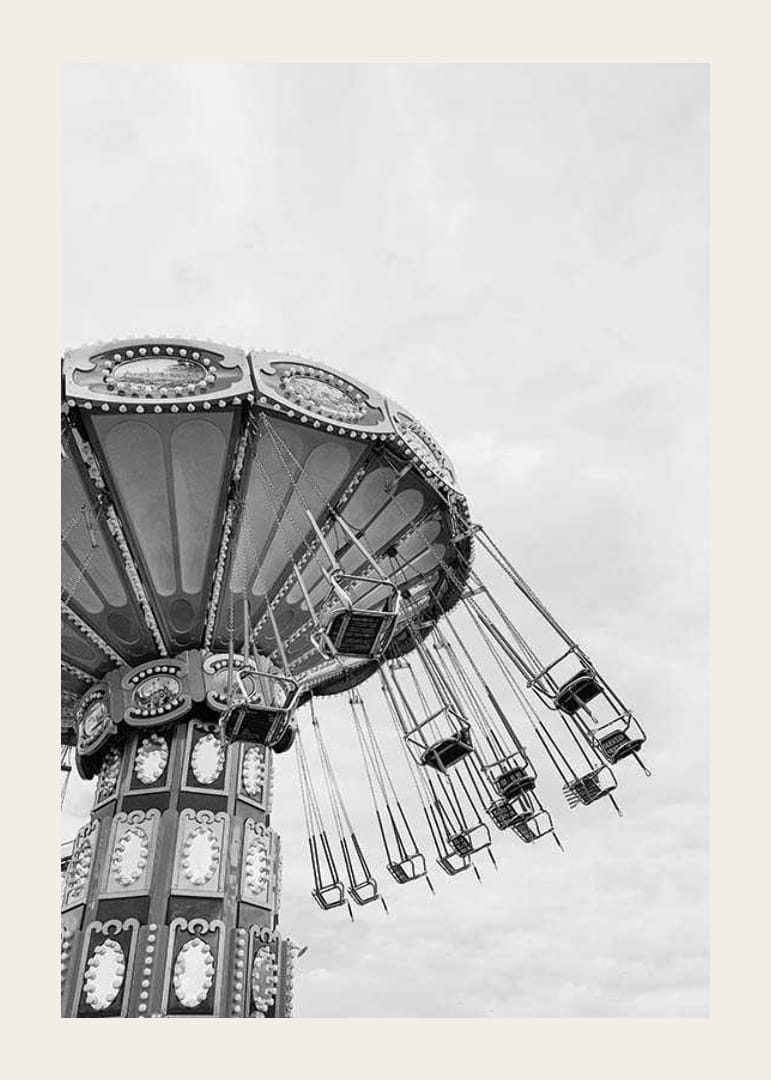 Fekete-fehér fotó egy üres láncfűrészről a ragyogó égbolt előtt-12