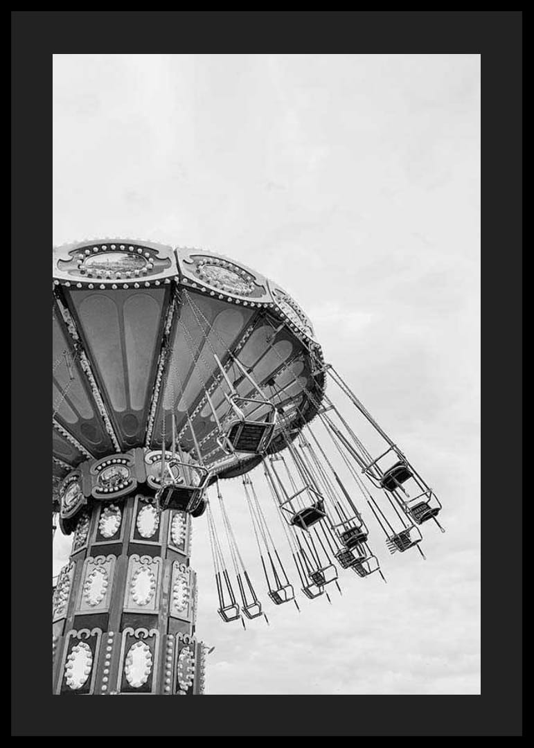 Fekete-fehér fotó egy üres láncfűrészről a ragyogó égbolt előtt-12