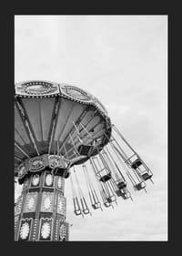 Fekete-fehér fotó egy üres láncfűrészről a ragyogó égbolt előtt-5