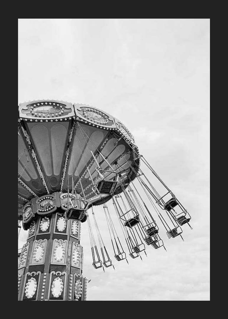 Fekete-fehér fotó egy üres láncfűrészről a ragyogó égbolt előtt-12