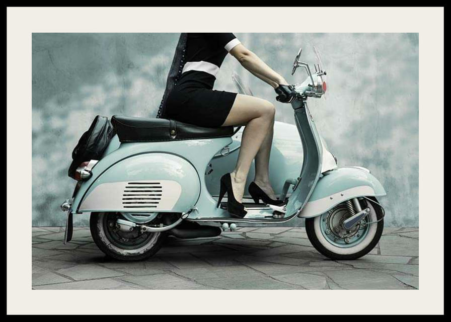 Fotografi av kvinna på ljusblå retro-skoter mot grå vägg-12