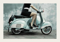 Fotografi av kvinna på ljusblå retro-skoter mot grå vägg-3