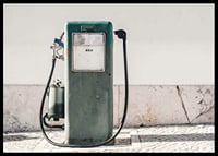 Fotografia de uma bomba de gasolina vintage verde contra uma parede clara-6