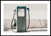 Fotografia de uma bomba de gasolina vintage verde contra uma parede clara-0