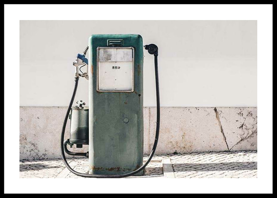 Fotografia de uma bomba de gasolina vintage verde contra uma parede clara-12