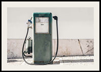 Fotografia de uma bomba de gasolina vintage verde contra uma parede clara-2