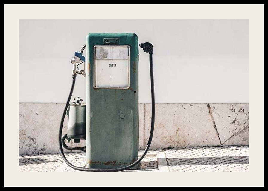 Fotografia de uma bomba de gasolina vintage verde contra uma parede clara-12