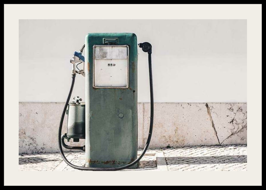 Foto van een groene vintage benzinepomp tegen een lichte muur-12