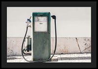 Fotografia de uma bomba de gasolina vintage verde contra uma parede clara-4