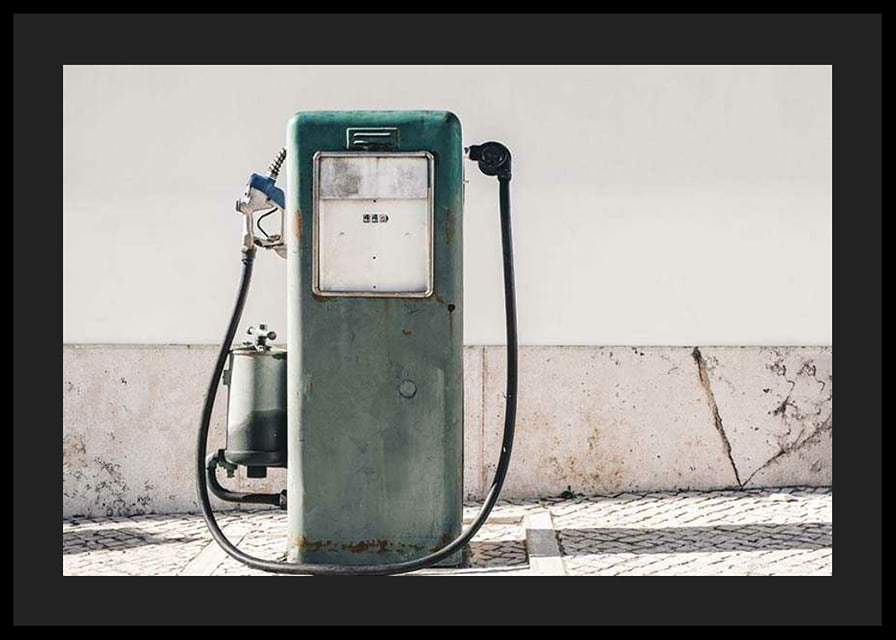 Fotografia de uma bomba de gasolina vintage verde contra uma parede clara-12