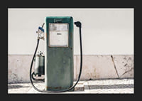 Fotografia de uma bomba de gasolina vintage verde contra uma parede clara-5