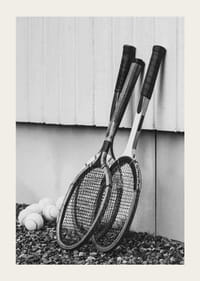 Fotografie alb-negru cu trei rachete și mingi de tenis clasice-3