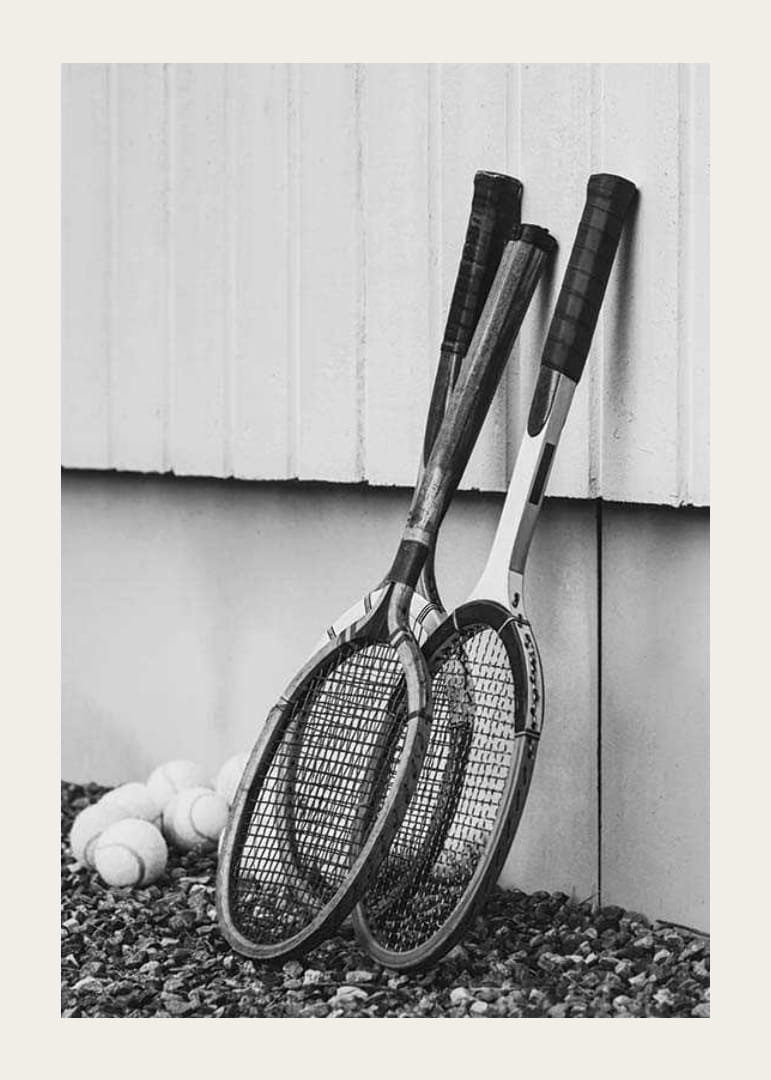Fotografie alb-negru cu trei rachete și mingi de tenis clasice-12