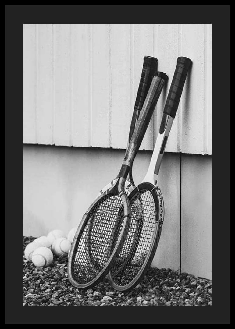 Fotografie alb-negru cu trei rachete și mingi de tenis clasice-12