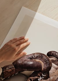 Fotografi av slitna bruna boxningshandskar på ljus bakgrund-9