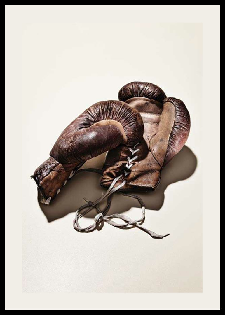 Foto kulunud pruunidest poksikinnastest heledal taustal-12