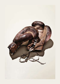 Foto kulunud pruunidest poksikinnastest heledal taustal-3