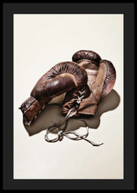 Foto kulunud pruunidest poksikinnastest heledal taustal-4