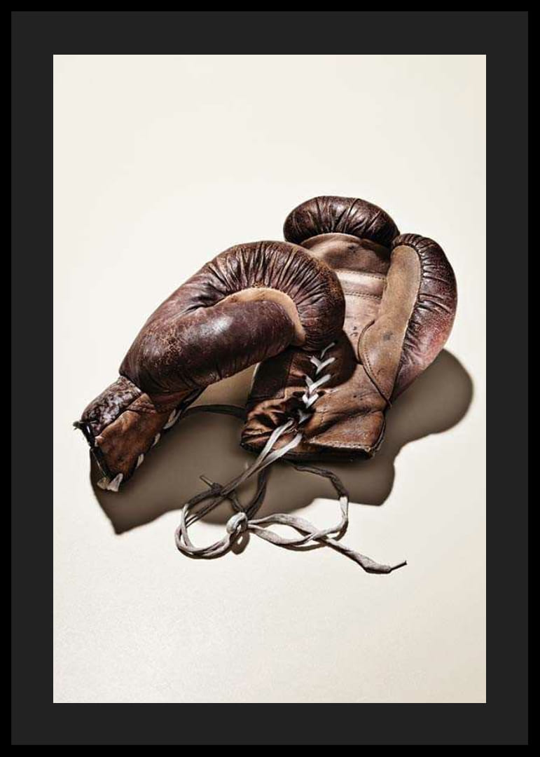 Foto kulunud pruunidest poksikinnastest heledal taustal-12