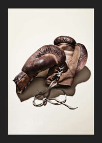 Foto kulunud pruunidest poksikinnastest heledal taustal-5