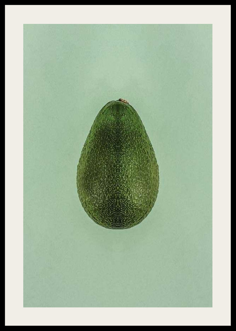 Foto van een hele groene avocado tegen een effen groene achtergrond-12