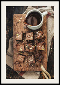 Fotografia di brownies al cioccolato con salsa al cioccolato su tavola di legno-2