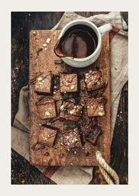 Fotografia di brownies al cioccolato con salsa al cioccolato su tavola di legno-3