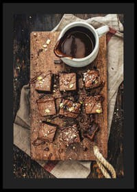 Fotografia di brownies al cioccolato con salsa al cioccolato su tavola di legno-4